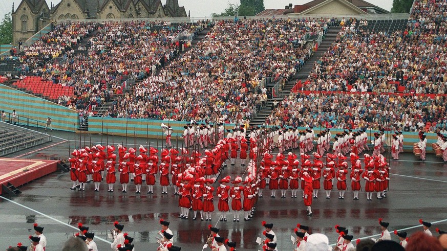Les Cent-Suisses forment la croix federale a l&#039;ouverture de la ceremonie du couronnement de la Fete de vignerons, ce 29 juillet 1999 a Vevey. 5050 acteurs participent aux 16 representations de la ...