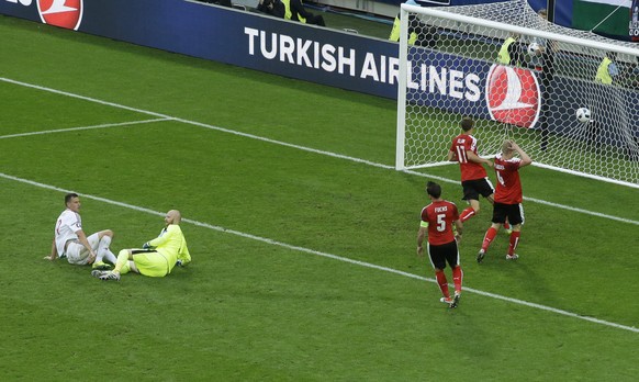 Die Vorentscheidung im ersten Gruppenspiel: Adam Szalai (l.) erzielt das 1:0 für Ungarn.