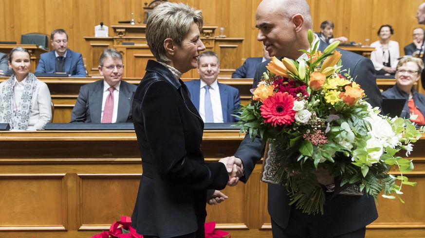 Staenderatspraesident Karin Keller-Sutter, links, gratuliert dem neu gewaehlten Bundespraesidenten Alain Berset, waehrend der Wintersession der Eidgenoessischen Raete, am Mittwoch, 6. Dezember 2017 in ...