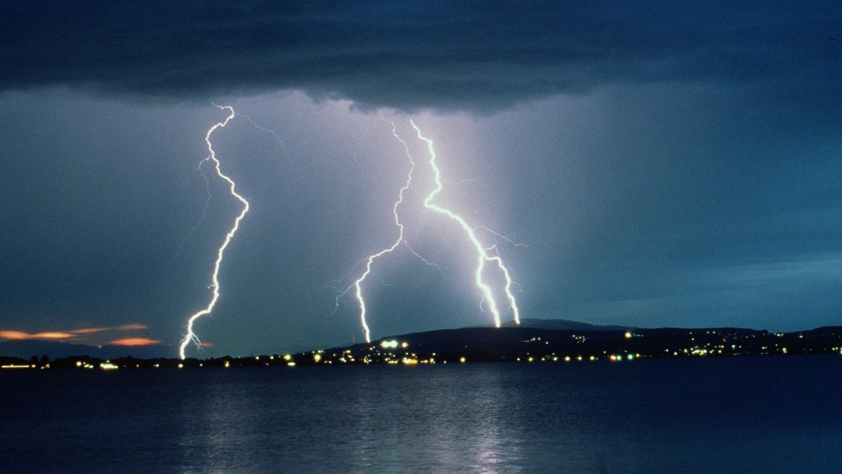 Waehrend eines Gewitters schlagen Blitze in der Naehe des Zuerichsees ein, aufgenommen im Juli 2000. (KEYSTONE/Carlo Stuppia)