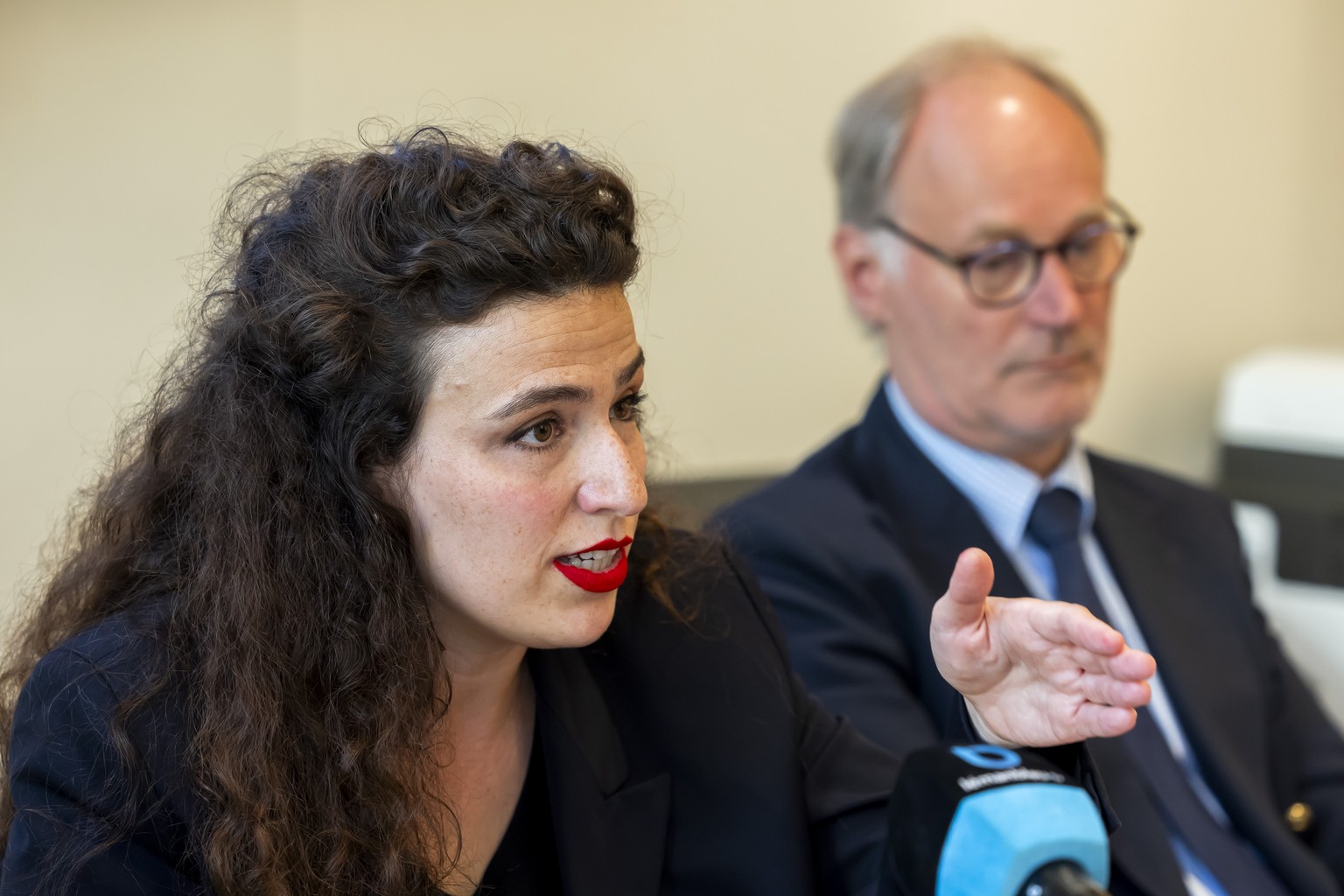 Jennifer Conti, gauche, presidente de la sous-commission &quot;Ressources publiques et campagnes electorales&quot;, accompagnees de Yves Nidegger, droite, president de la commission de controle de ges ...