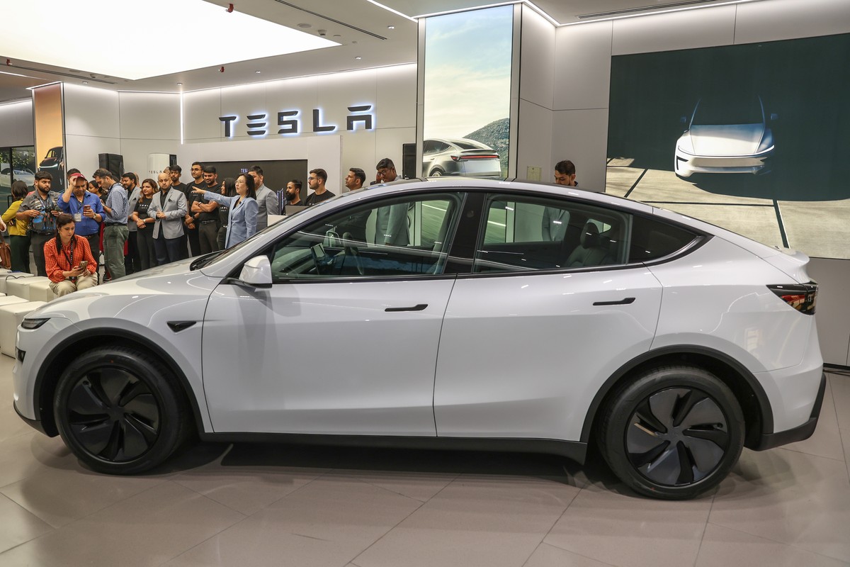 epa12238895 A Tesla Model Y car on display inside a newly inaugurated Tesla car showroom in Mumbai, India, 15 July 2025. The US car manufacturing company Tesla has opened its first showroom in the cou ...