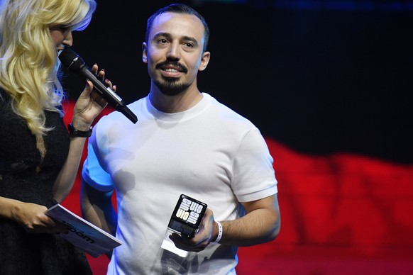 Zeki Bulgurcu gewinnt einen Award in der Kategorie Entertainment bei der Swiss Influencer Award Preisverleihung in Zuerich am Donnerstag, 20. Juni 2019. (KEYSTONE/Walter Bieri)