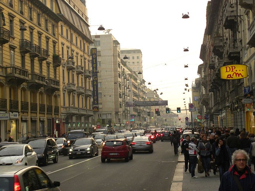 Diebe haben einen Tunnel unter einer Bank auf dem zentralen Corso Buenos Aires gegraben.&nbsp;Bewohner eines Gebäudes, das an der Bankfiliale grenzt, hatten schon seit Sonntag über Bohrungen geklagt,  ...