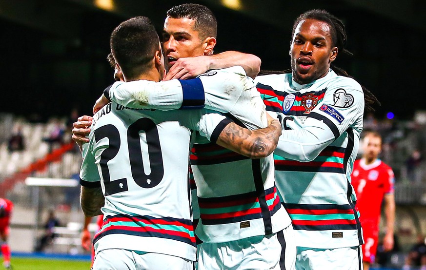 epa09107528 Portugal&#039;s Cristiano Ronaldo (C) celebrates with teammates after scoring the 2-1 lead during the FIFA World Cup 2022 qualifying soccer match between Luxembourg and Portugal at Josy Ba ...