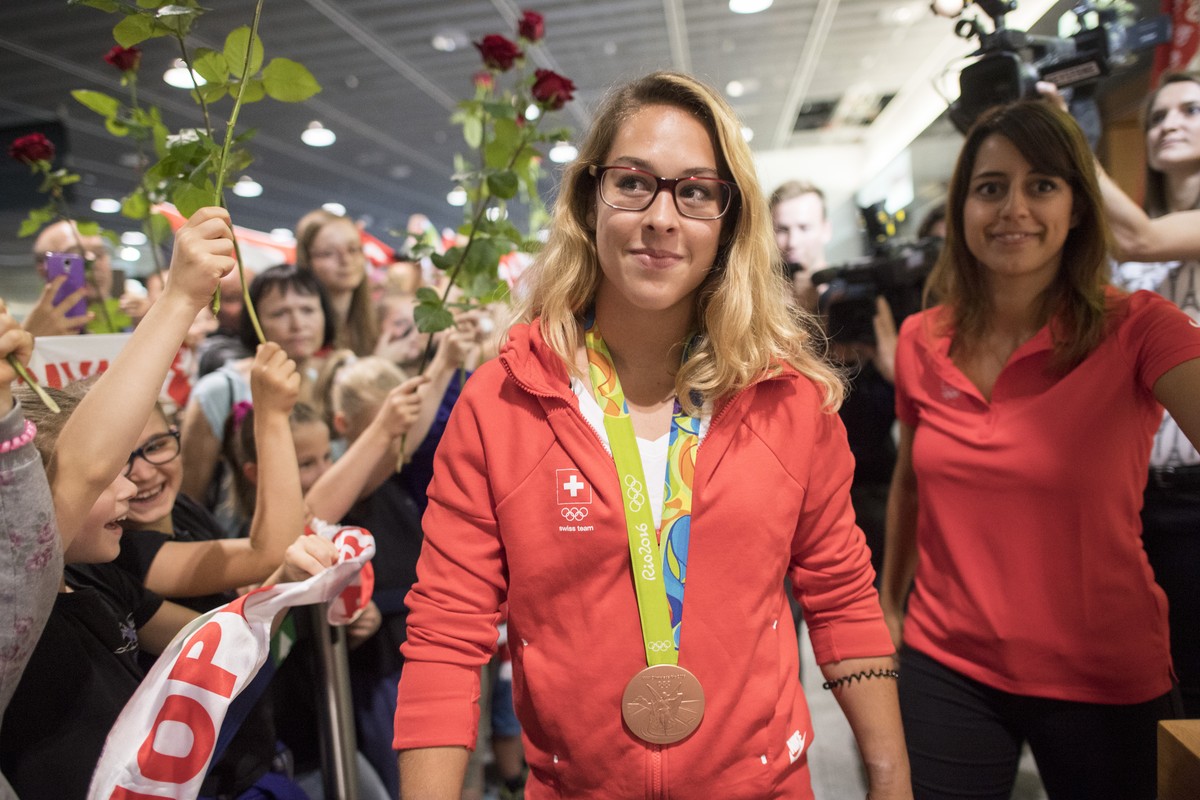 Bronzemedaillen-Gewinnerin Giulia Steingruber wird bei ihrer Ankunft von den Fans empfangen, am Flughafen Zuerich, in Kloten, am Samstag, 20. August 2016. Steingruber gewann an den Olympischen Sommers ...