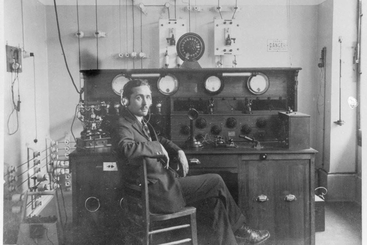 Roland Pièce am Schaltpult des Senders «Champ-de-l’Air» in Lausanne. Aufnahme um 1923. Die Anlage befindet sich heute im Museum Enter in Solothurn.