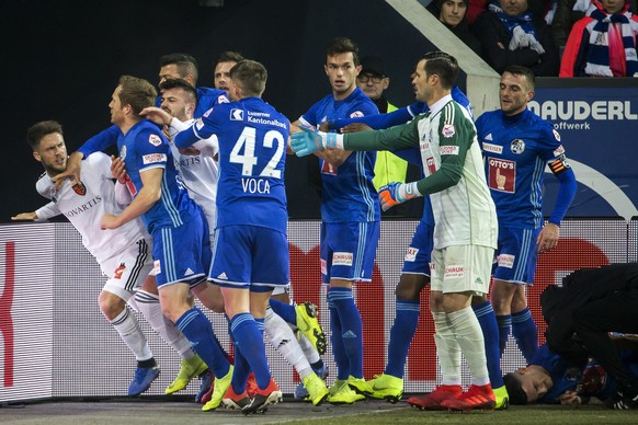 Auseinandersetzungen zwischen den Spielern des FC Luzern und den Spielern des FC Basel im Super League Spiel zwischen dem FC Luzern und dem FC Basel, am Sonntag, 25. November 2018, in der Swissporaren ...