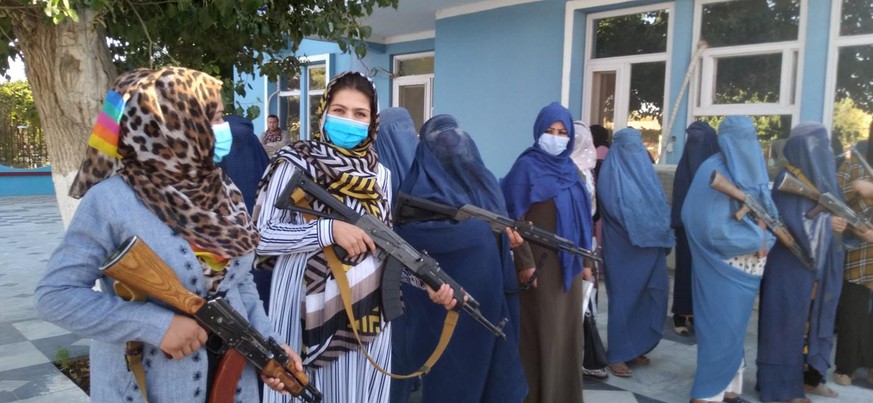 Afghanische Frauen in Sheberghan greifen zu den Waffen.