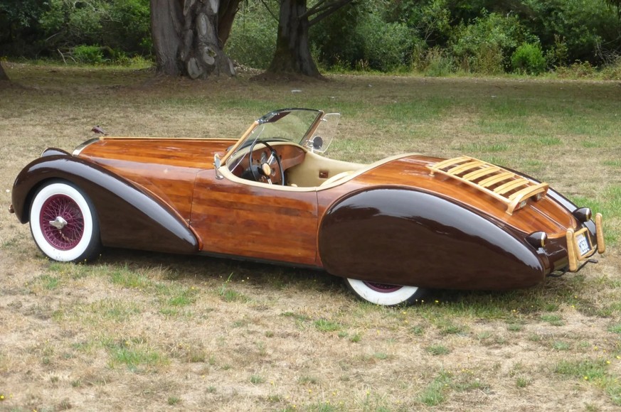 Custom Wood-Bodied Special
Sold for USD $37,500 on 10/23/19
https://bringatrailer.com/listing/1994-special-construction-1936-delahaye-style-art-piece/