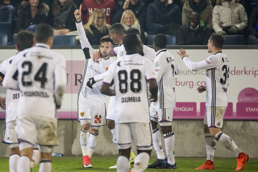 Die Spieler des FC Basel mit Basels Renato Steffen, Mitte, jubeln nach dem Tor zum 0:2 im Fussball Meisterschaftsspiel der Super League zwischen dem FC Luzern und dem FC Basel 1893 in der Swisspor Are ...