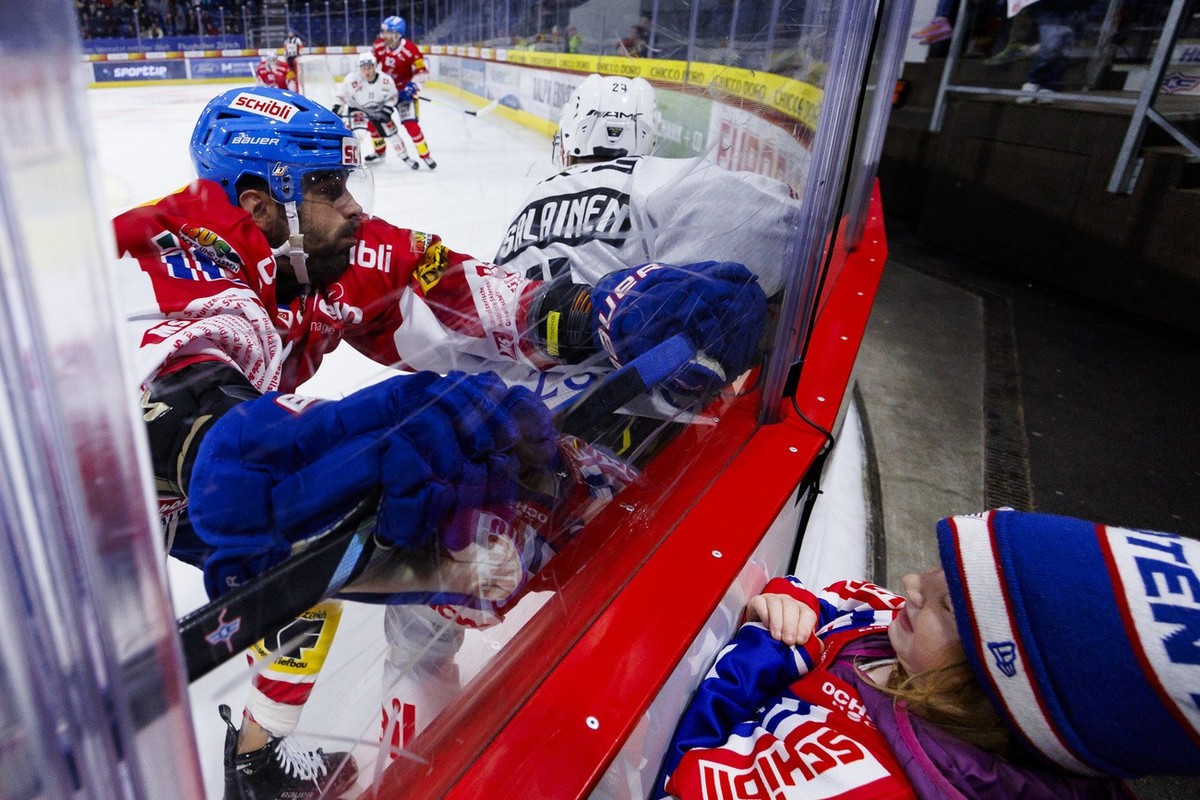 EHC Kloten Verteidiger Matteo Nodari gegen HC Lugano Stuermer Arttu Ruotsalainen waehrend dem Eishockey-Meisterschaftsspiel der National League zwischen den Teams EHC Kloten und HC Lugano am Samstag,  ...