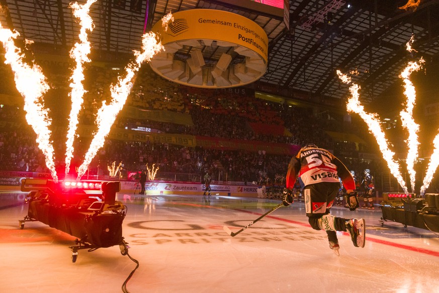 Berns Calle Andersson laeuft aufs Eis vor dem Eishockey Meisterschaftsspiel der National League zwischen dem SC Bern und den SC Rapperswil-Jona Lakers, am Freitag, 13. September 2019 in der Postfinanc ...