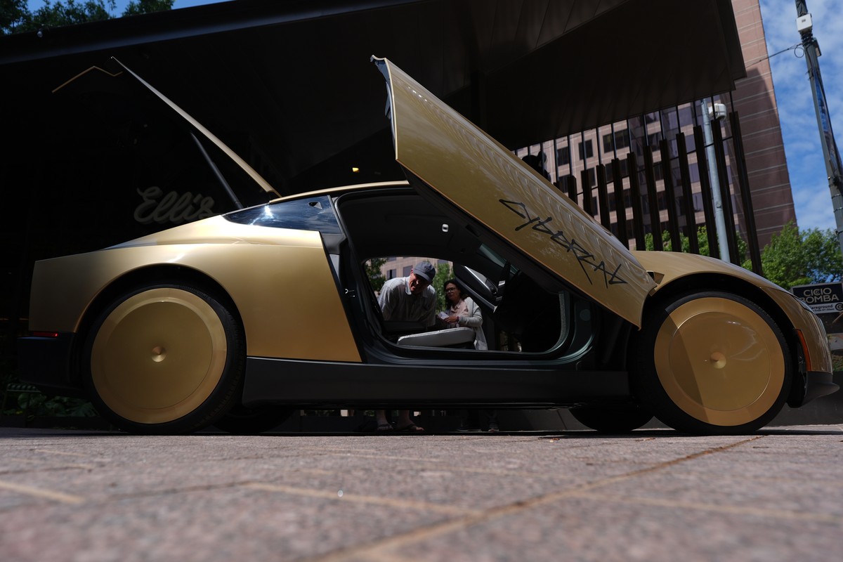 KEYPIX - A Tesla Cybercab is displayed in downtown Austin, Texas, Thursday, Sept. 3, 2026. (AP Photo/Eric Gay)