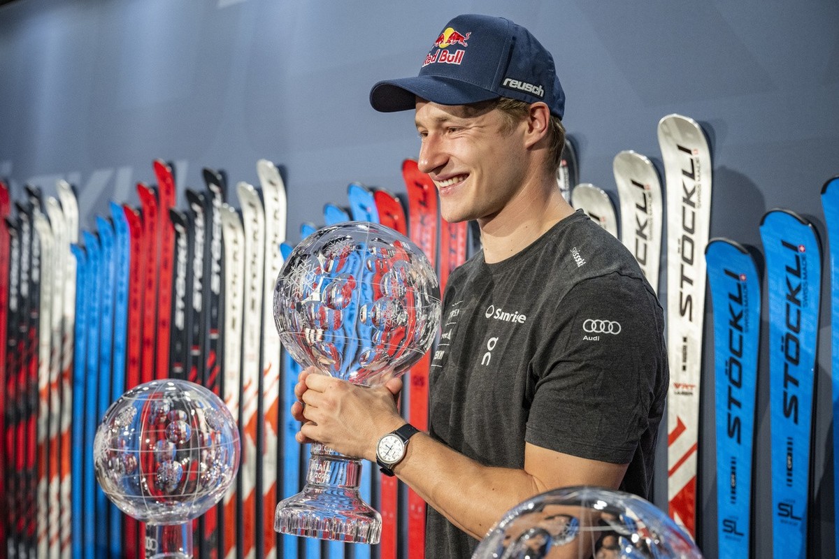Der Schweizer Skirennfahrer Marco Odermatt anlaesslich einer Medienkonferenz des Skiherstellers Stoeckli im Hotel Terace in Engelberg am Freitag, 12. April 2024. (KEYSTONE/Urs Flueeler).