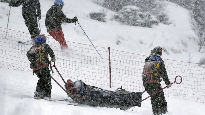 Am Samstag muss Vonn nach ihrem Sturz mit dem Rettungsschlitten abtransportiert werden.