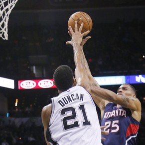 Sefolosha im Zweikampf mit Duncan.