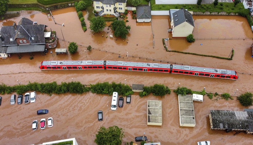 Ein Regionalzug in Kordel, Deutschland, sucht sich einen Weg durch die Fluten. 