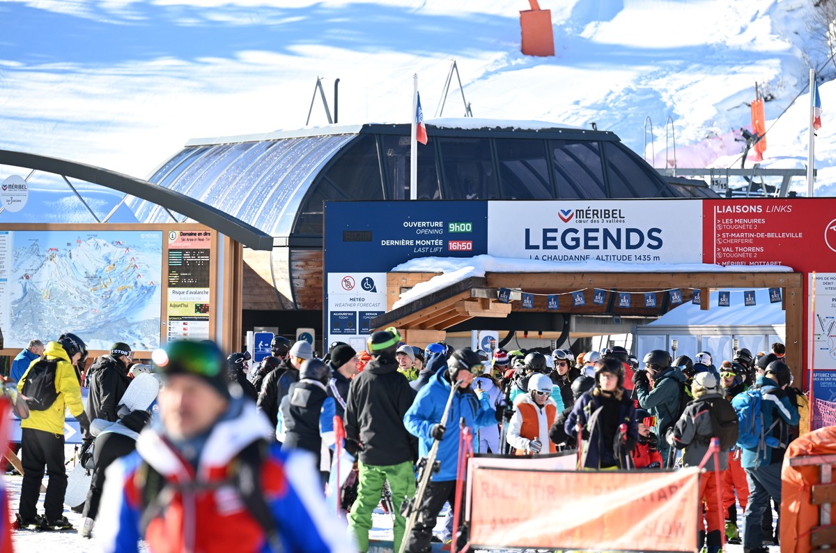 ABD0019_20230205 - MERIBEL - FRANKREICH: ++ THEMENBILD ++ Skifahrer an ener Liftstation im Gebiet der FIS Alpinen Ski Weltmeisterschaft Courchevel Meribel 2023 in Meribel am Sonntag, 5. Februar 2023.  ...