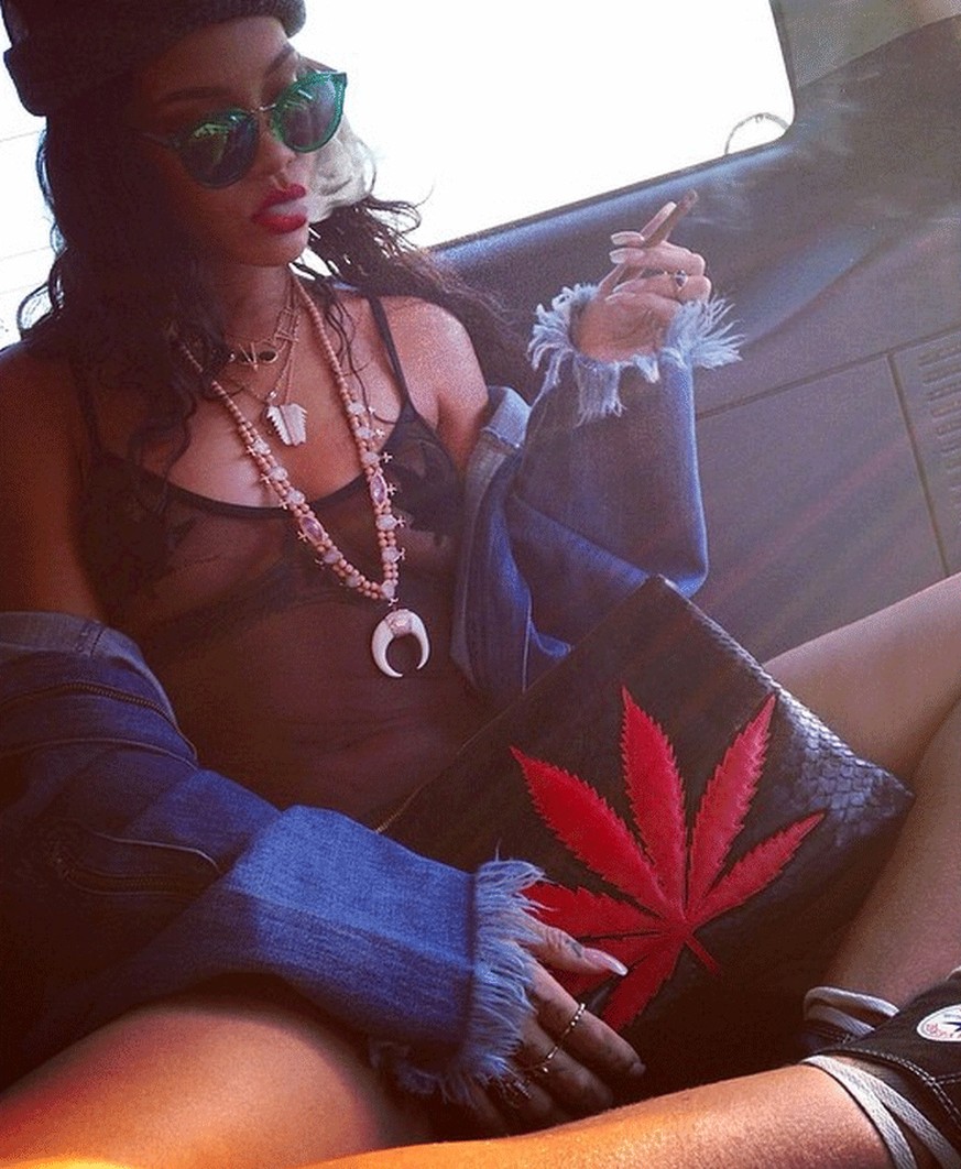 Cannabisblatt auf dem Herzen: Rihanna.