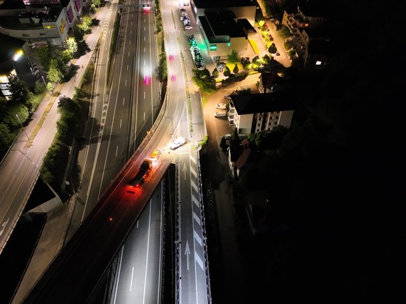 Flucht vor Verkehrskontrolle endet im Kandelaber – drei Festnahmen