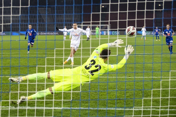 Zuerichs Benjamin Kololli, Mitte, mit dem Tor zum 1-0 im Spiel gegen Luzerns Torhueter Marius Mueller im Super League Spiel zwischen dem FC Zuerich und dem FC Luzern, am Samstag, 7. November 2020 im S ...