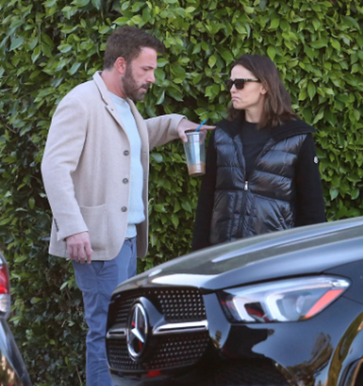 Ben Affleck et son ex-femme Jennifer Garner, mardi, devant l'école de leurs enfants à Santa Monica.