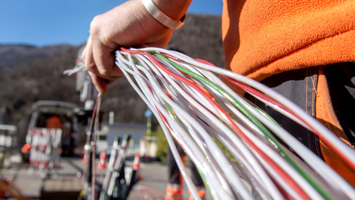 Ein Arbeiter montiert Glasfaserkabel der Swisscom fuer den Internetansschluss von Privathaushalten, am Dienstag, 10. Februar 2015 in Bellinzona. Die staedtischen Betriebe Bellinzona "Aziende Muni ...