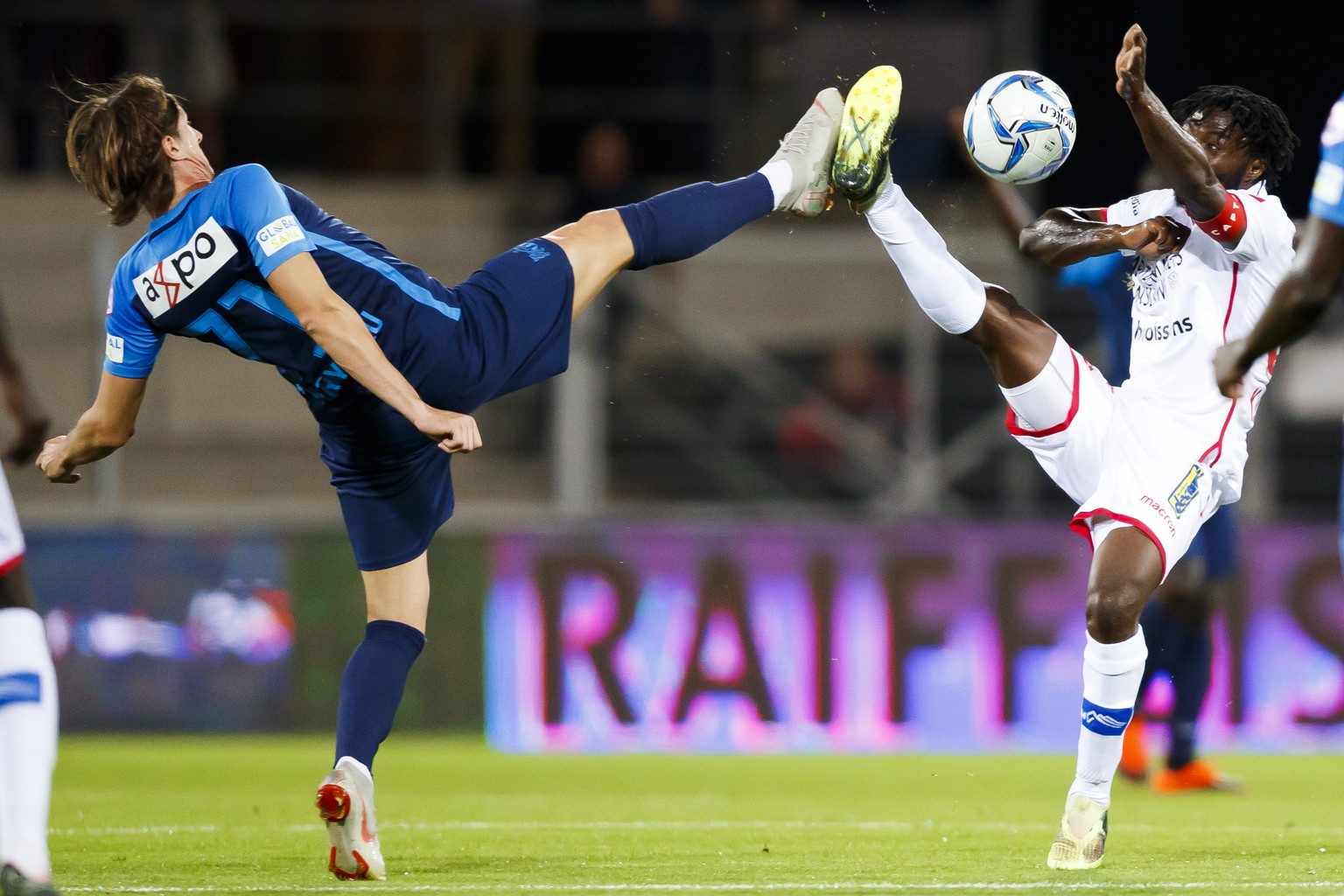 Le joueur zuerichois Hekuran Kryeziu, gauche, lutte pour le ballon contre le milieu valaisan Xavier Kouassi, droite, lors de la rencontre de football de Super League entre le FC Sion et le FC Zuerich  ...