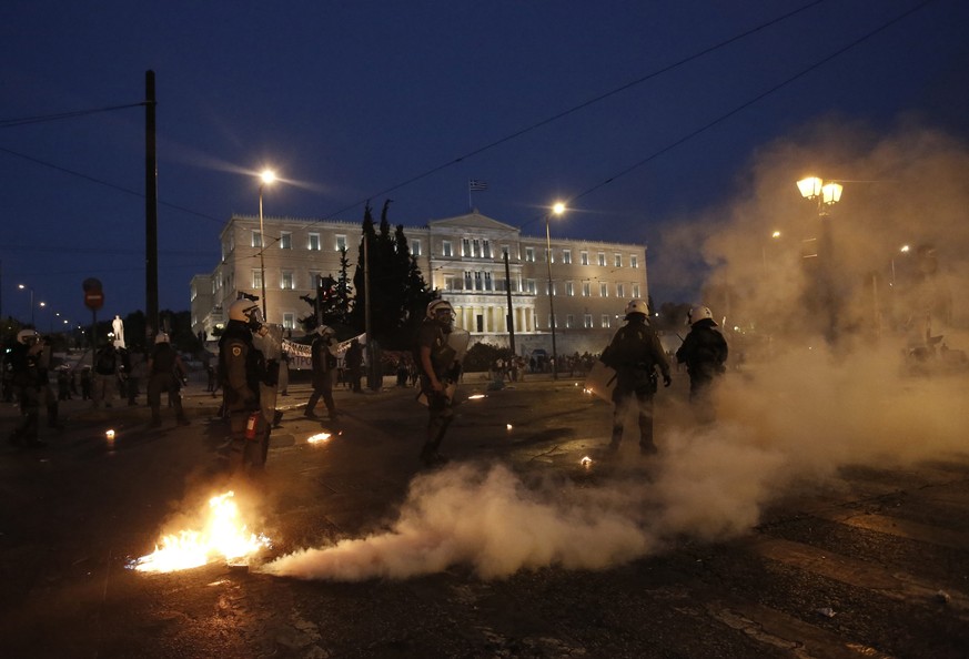 Vor der letzten Abstimmung über das Reformpaket kam es vor dem Parlamentsgebäude in Athen zu Ausschreitungen.