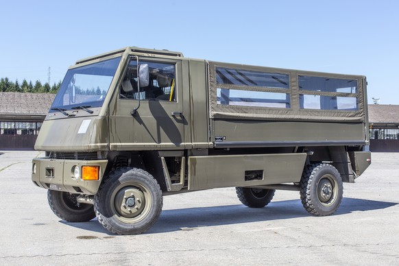 ARCHIV - ZUR EINREICHUNG DER KORREKTUR-INITIATIVE STELLEN WIR IHNEN FOLGENDES BILDMATERIAL ZUR VERFUEGUNG - A Bucher Duro light lorry of the Swiss Armed Forces, pictured in Hinwil in the Canton of Zur ...