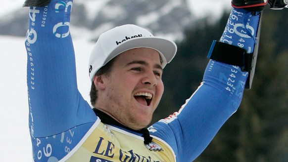 ARCHIV - ZUM ENDE DER 14 JAEHRIGEN KARRIERE VON MARC BERTHOD STELLEN WIR IHNEN FOLGENDES ARCHIVBILD ZUR VERFUEGUNG. - Swiss ski racer Marc Berthod celebrates his first place in the finish area in the  ...