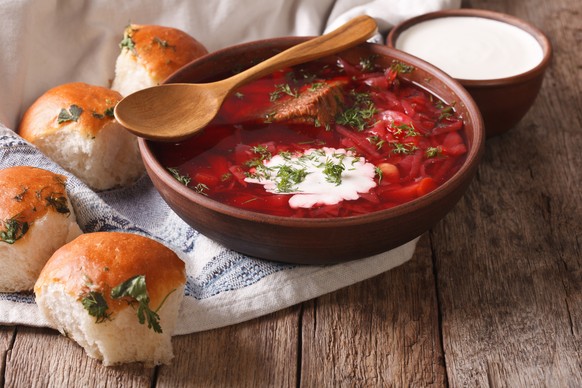 Borschtsch ist eine Randen-Suppe mit Rindfleisch, die wahlweise mit Zwiebeln, Weisskohl, Rüebli, Tomaten oder Kartoffeln verfeinert wird.