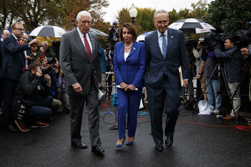Steny Hoyer, Nancy Pelosi und Chuck Schumer nach einem aufreibenden Treffen mit Donald Trump.