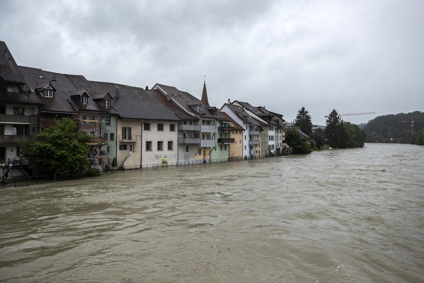 Zivilschutz und Feuewehr deponieren Sandsaecke vor Wohnhaeuser in Mellingen an der Reuss, aufgenommen am Donnerstag, 15. Juli 2021. Aufgrund der heftigen Regenfaelle fuehrt die Reuss Hochwasser..(KEYS ...