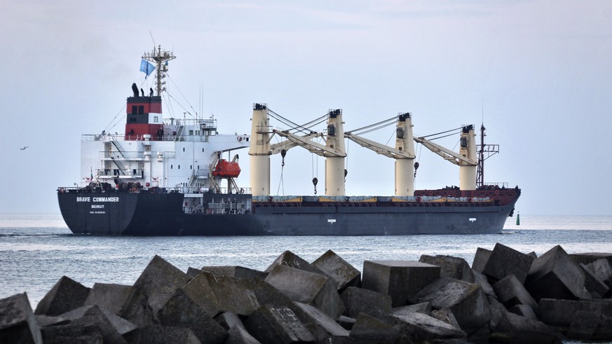 Das Cargo-Schiff Brave Commander fährt aus dem Hafen von Juschny, 16. August 2022.