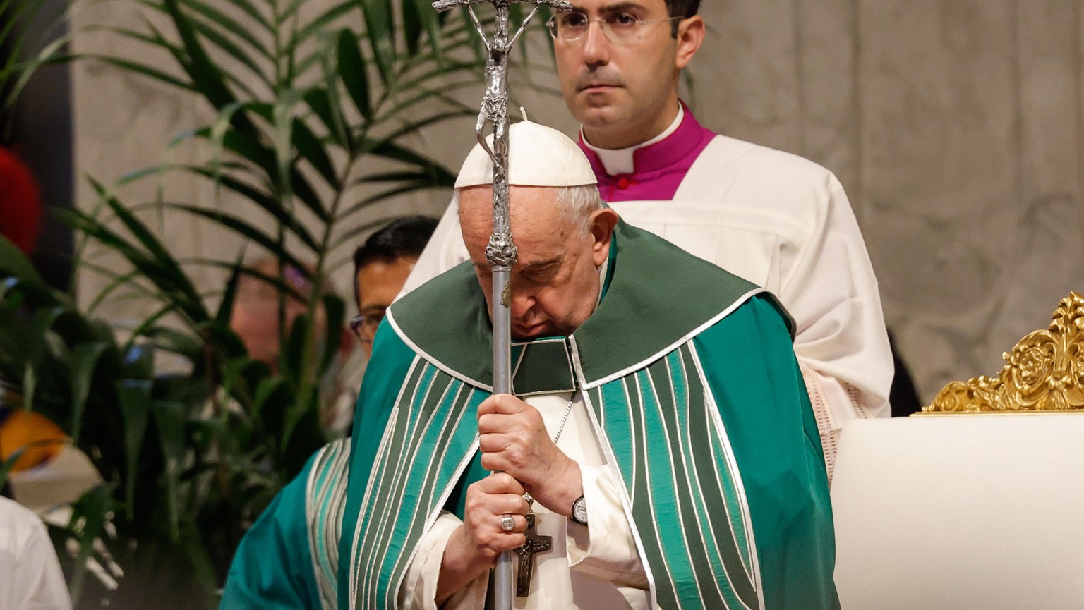 epaselect epa10946968 Pope Francis leads a Holy Mass for Conclusion of the Ordinary General Assembly of the Synod of Bishops, in Saint Peter&#039;s Basilica at the Vatican City, 29 October 2023. EPA/G ...