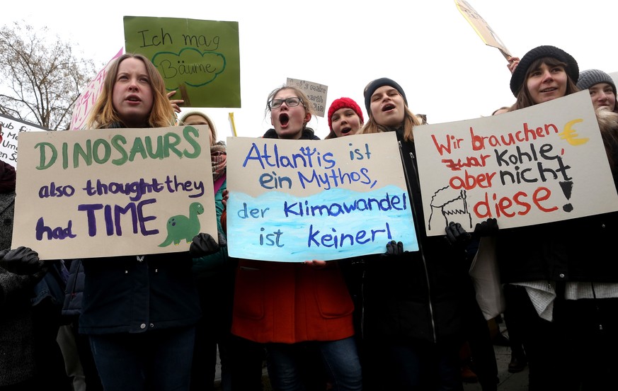 epa07318562 Students demonstrate outside the federal Chancellery during a meeting of the country&#039;s coal commission at the federal economy ministry, in Berlin, Germany, 25 January 2019. The demons ...