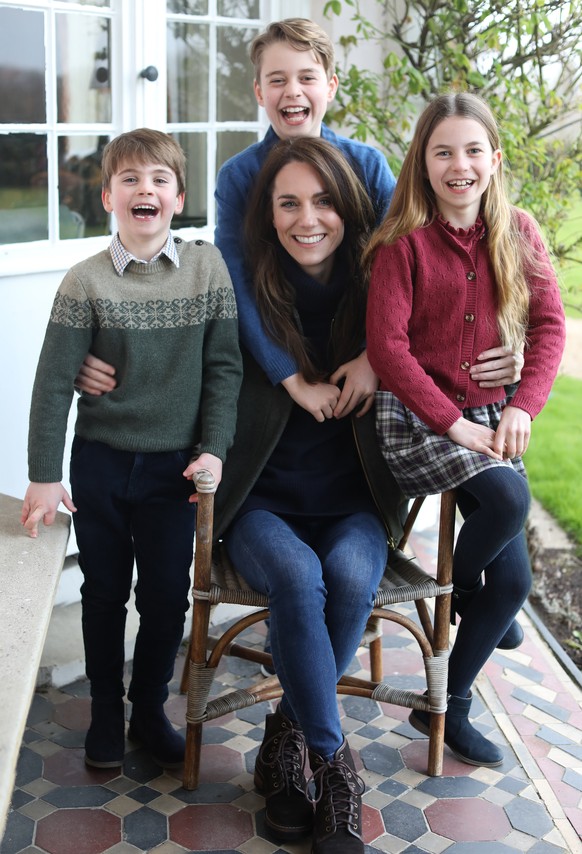 epa11210591 An undated handout photo made available by Kensington Palace shows Catherine, Princess of Wales (C) posing with her children (L-R) Prince Louis, Prince George and Princess Charlotte in Win ...