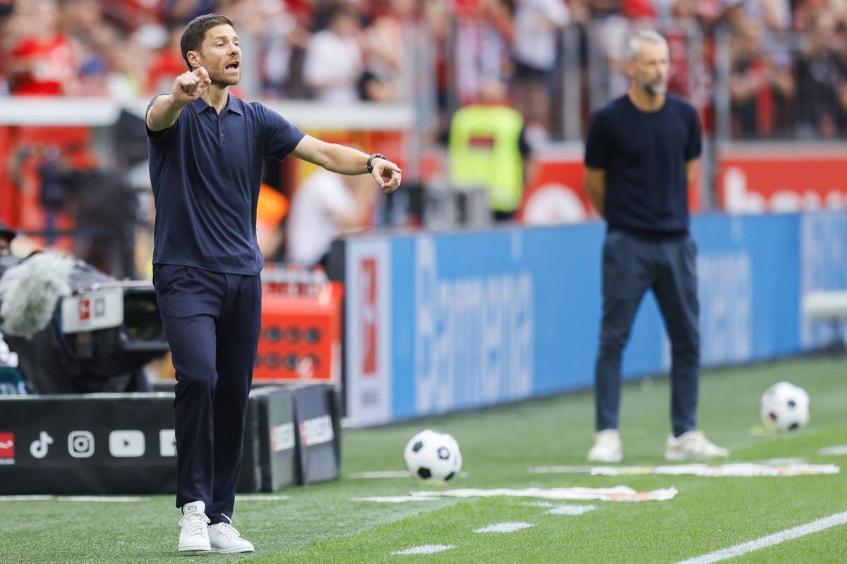 epa10807310 Leverkusen's head coach Xabi Alonso gestures next to Leipzig's head coach Marco Rose (R) during the German Bundesliga soccer match between Bayer 04 Leverkusen and RB Leipzig in L ...