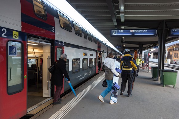 Zugreisende im Bahnhof in Landquart, am Samstag, 25. Januar 2014. (KEYSTONE/Arno Balzarini)