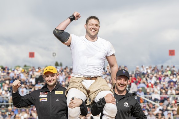KEYPIX - Marcel Bieri feiert seinen Festsieg nach dem Schlussgang gegen Joel Wicki beim 101. Schwyzer Kantonalen Schwingfest vom Sonntag,11. Mai 2025 in Einsiedeln im Kanton Schwyz. (KEYSTONE/Urs Flue ...