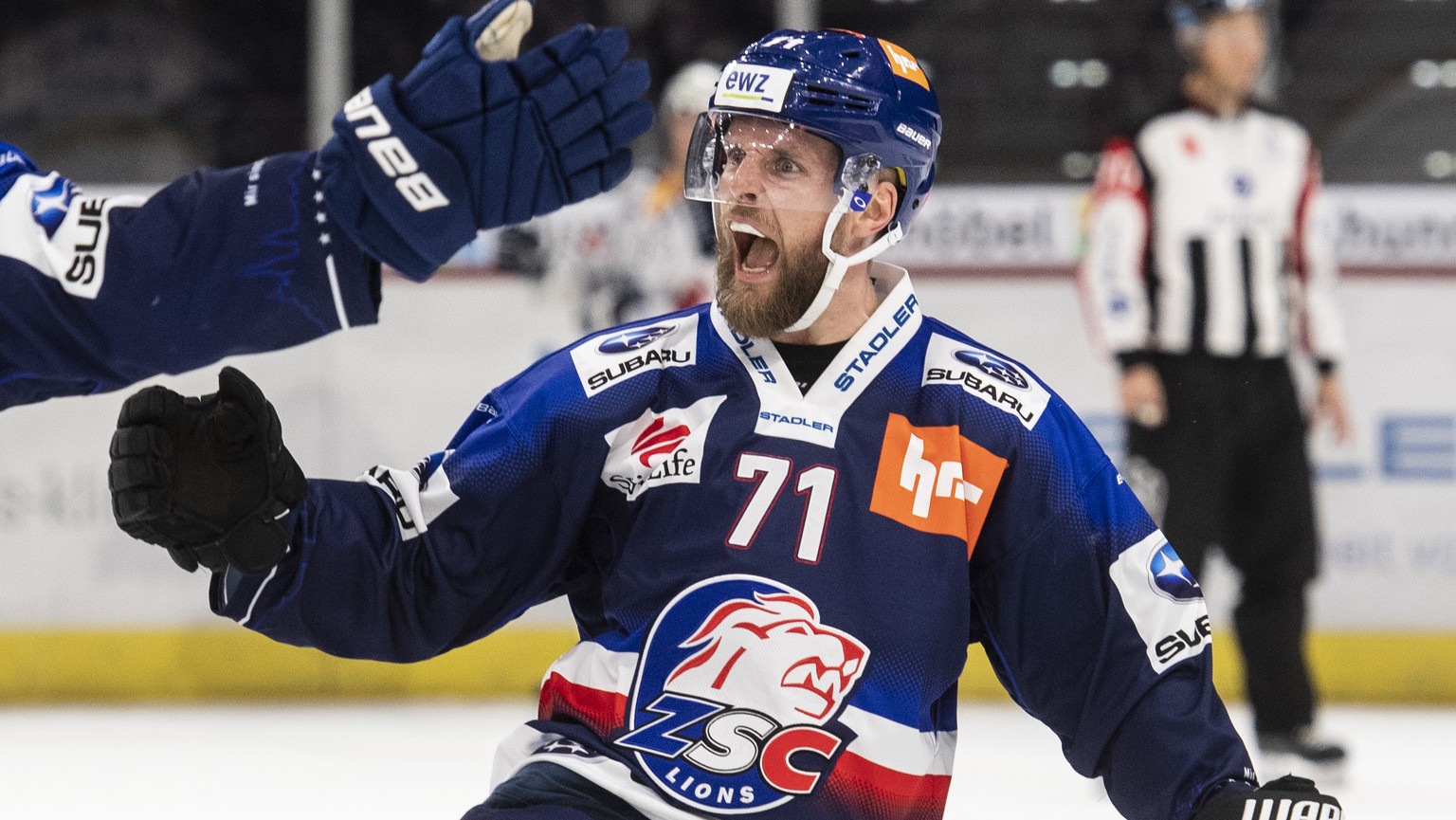 Zuerichs Fredrik Pettersson, rechts, und Zuerichs Maxim Noreau freuen sich im Eishockeyspiel der National League zwischen den ZSC Lions und dem EV Zug am Dienstag, 13. November 2018, im Zuercher Halle ...