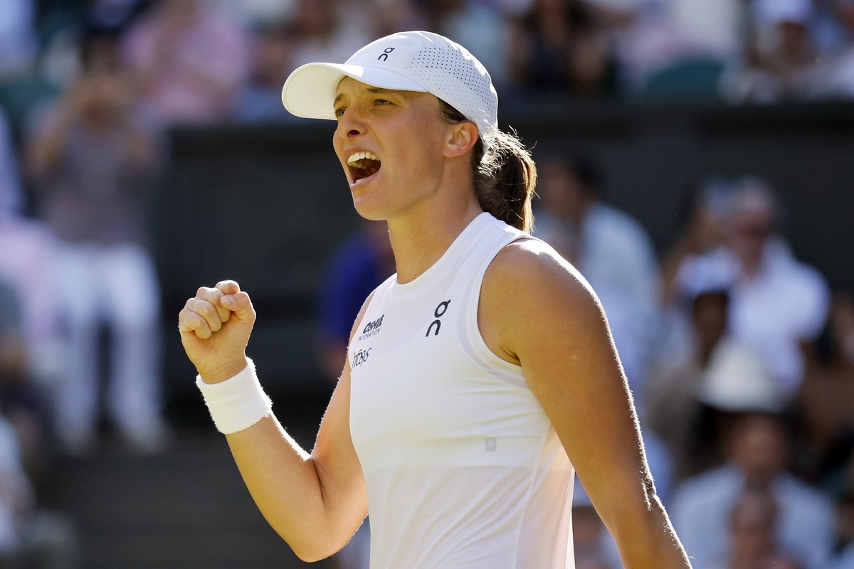 epa12229852 Iga Swiatek of Poland celebrates winning her Women's Singles semi-finals match against Belinda Bencic of Switzerland at the Wimbledon Championships, Wimbledon, Britain, 10 July 2025.  ...