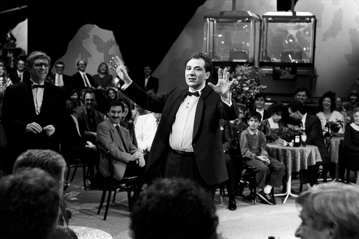 Bernard "Beni" Thurnheer moderiert am am 23. Dezember 1991 in Zuerich mit einer festlichen Abschiedsgala die 250. und letzte "Tell-Star"-Sendung des Fernsehens SF DRS. (KEYSTONE/Ch ...