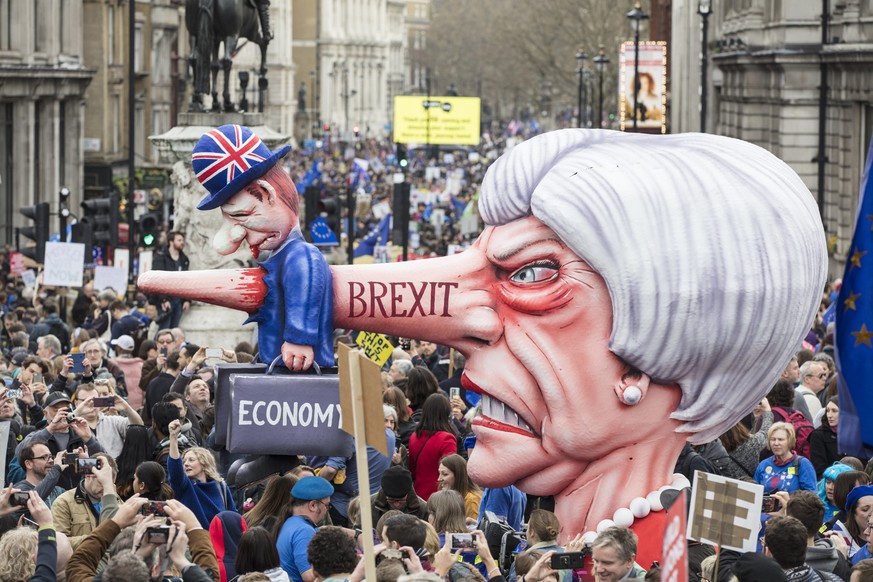 LONDON, UK - March 2019: A Theresa May sculpture by Jacques Tilly. xkwx brexit, london, politics, Theresa May, sculpture, model, remain, Jacques Tilly, art, face, political, satire, comedy, satirical, ...