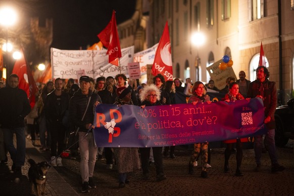 Zwischen 2000 und 3000 Menschen sind am Mittwochabend dem Aufruf von Gewerkschaften und Linksparteien gefolgt und haben in Bellinzona gegen die von der Tessiner Regierung beschlossenen Lohnkuerzungen  ...