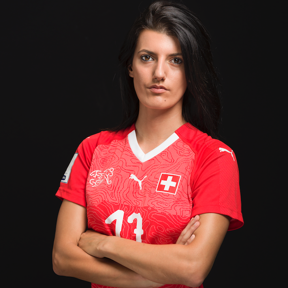 Florijana Ismaili, Spielerin der Fussball National Mannschaft, portraitiert in Kloten am 8. Juni 2018..(KEYSTONE/Gaetan Bally) (KEYSTONE/GAETAN BALLY)