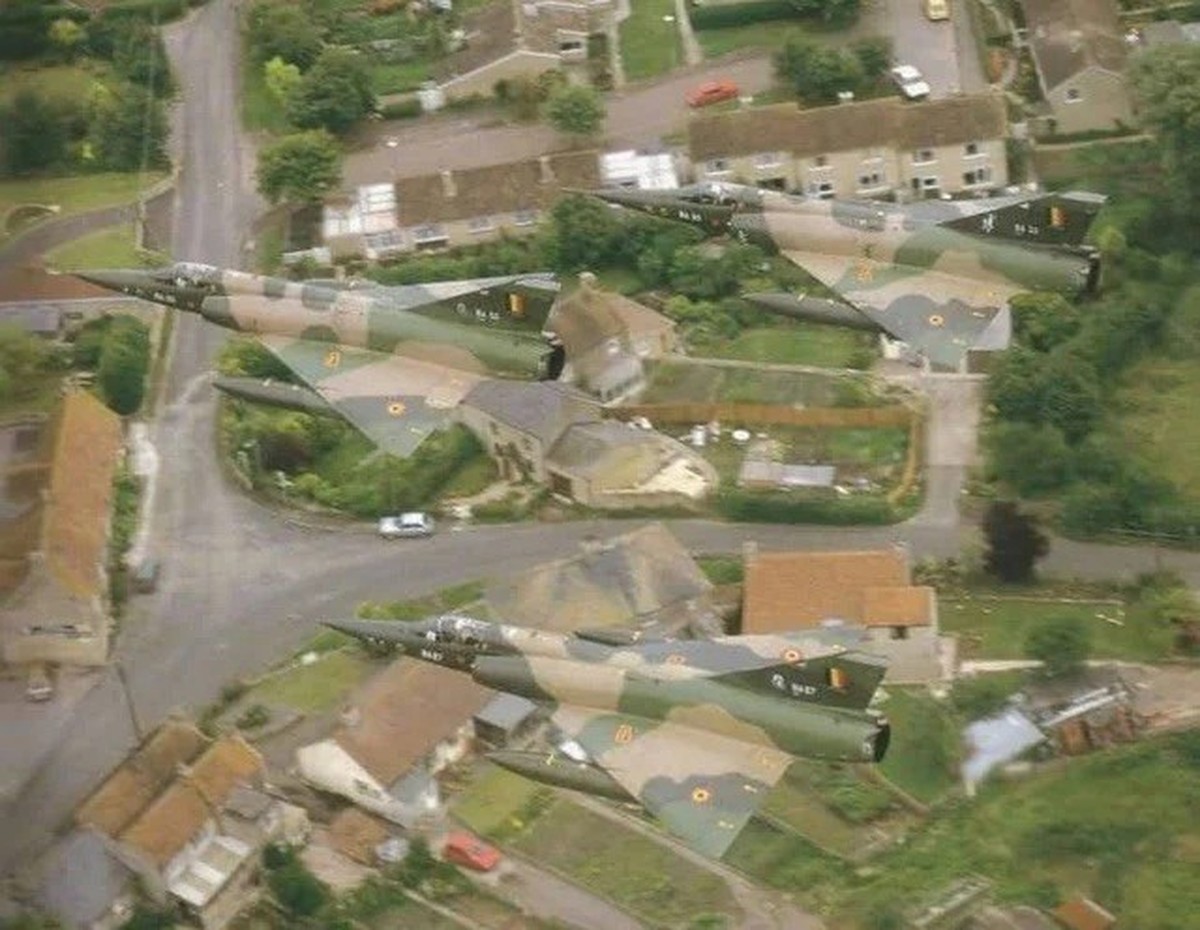 Mirage III, Force aérienne de Belgique. Wenn Flugzeugtarnung richtig gut funktioniert. 
https://www.reddit.com/r/WarplanePorn/comments/18cz9j2/how_much_does_camouflage_help_conceal_aircraft/