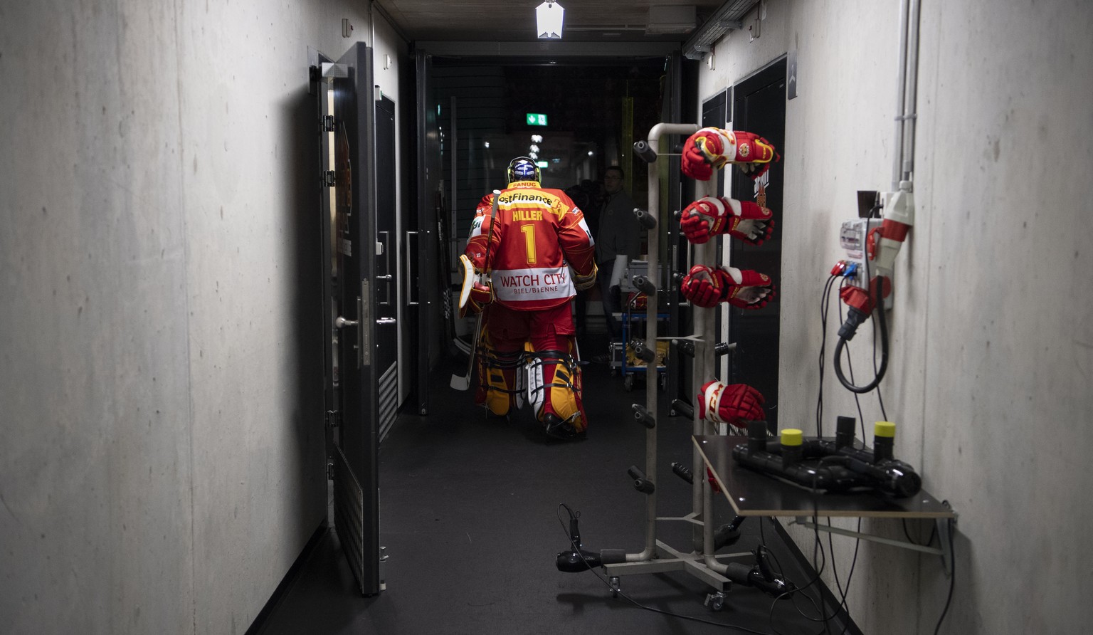 Biels Goalie Jonas Hiller fotografiert beim Eishockey Meisterschaftsspiel der National League zwischen dem HC Biel und den HC Lausanne, am Mittwoch, 2. Januar 2019, in der Tissot Arena in Biel. (KEYST ...